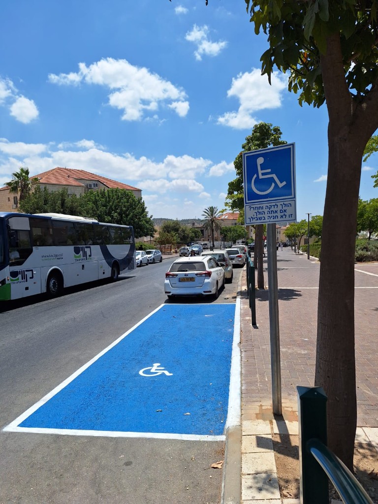 סימון חניות נכים